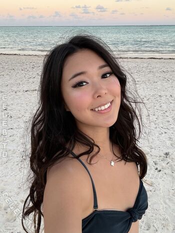 Extraemily leaked private photo uncensored HD quality