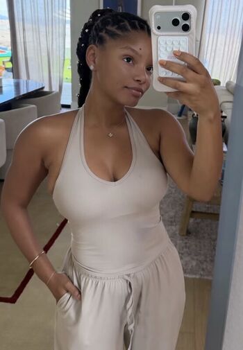 Halle bailey leaked private photo uncensored HD quality