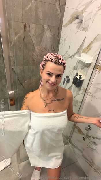 Karolinka ofi page leaked private photo uncensored HD quality