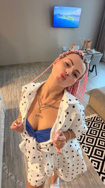 Karolinka ofi page leaked private photo uncensored HD quality