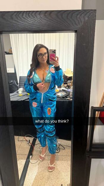 Qveenjulia  page leaked private photo uncensored HD quality