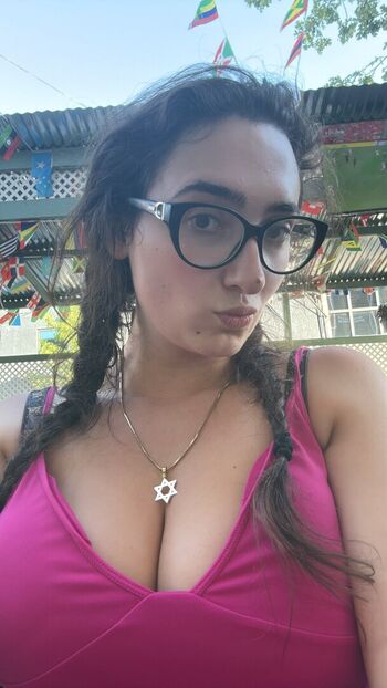 Qveenjulia leaked private photo uncensored HD quality